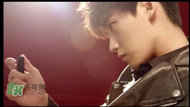 ������΢���õ�ʲô�ں죿�����ֿں�ɫ��